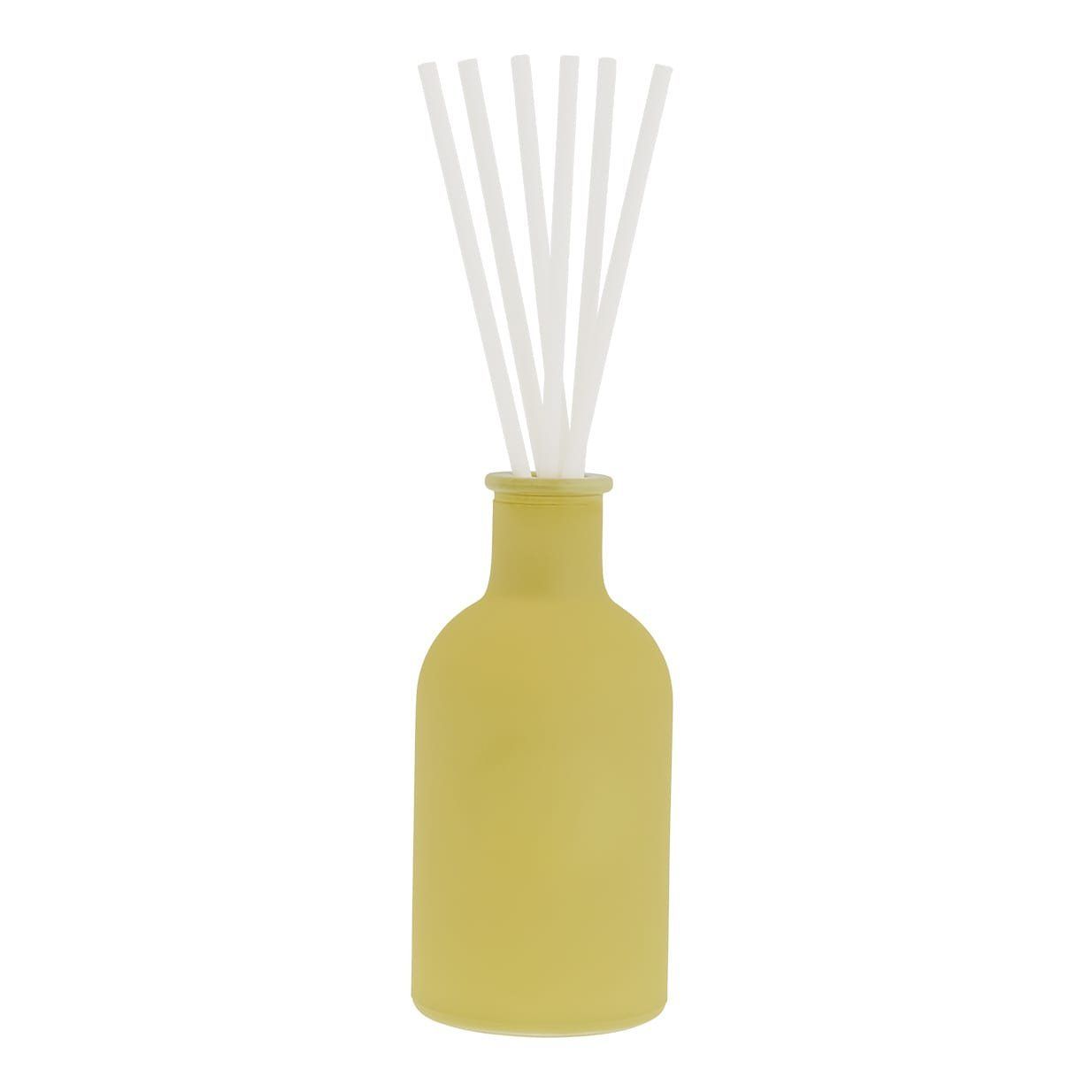 Gele rietdiffuser met witte rietjes en