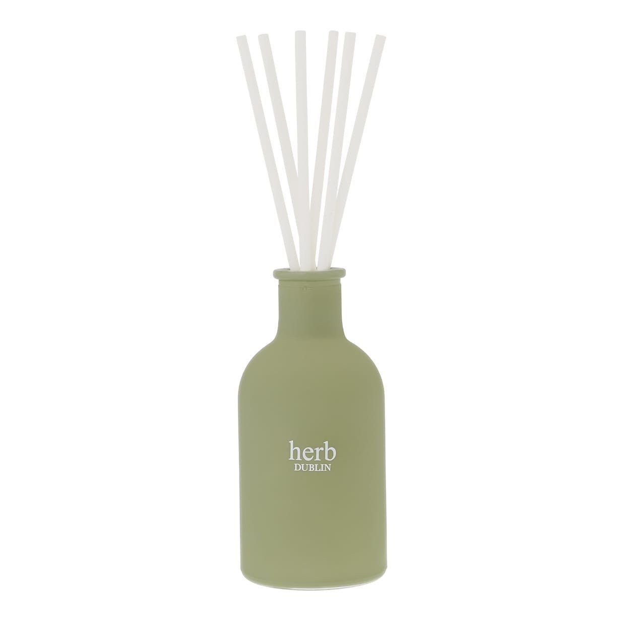 Groene diffuserfles met witte rietjes; tekst