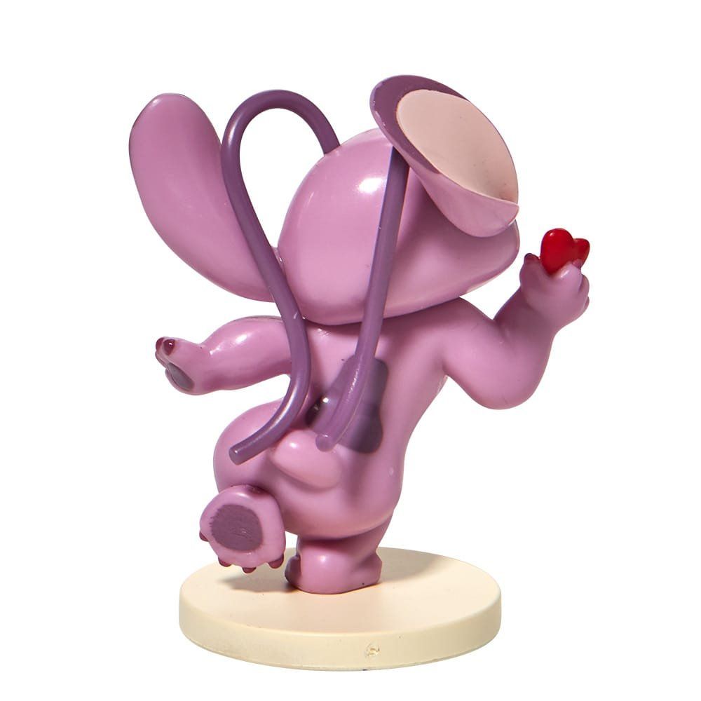 Figuurtje van Angel uit Lilo & Stitch, die een rood hartje vasthoudt, roze en paars met een crèmekleurige basis.