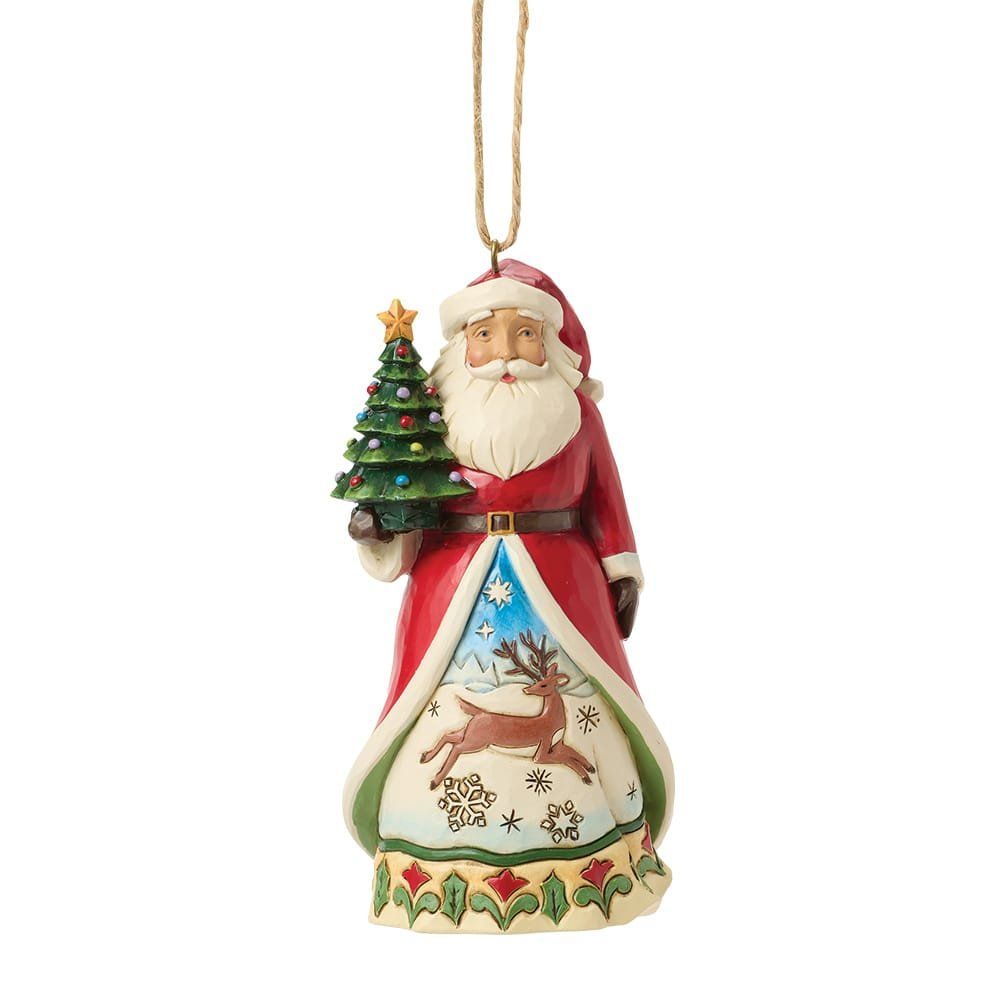 Een kerstornament van de Kerstman die een kerstboom vasthoudt, gekleed in een rode jas met een tafereel van rendieren, hangend aan een touwtje.