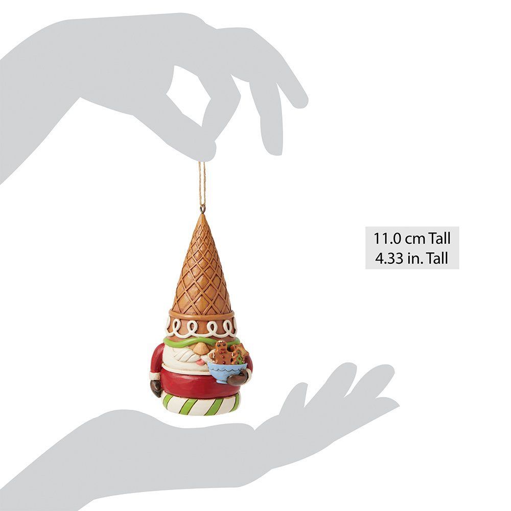 Kerstkabouterornament met een ijshoorntje als hoedje, die koekjes vasthoudt en rood en groen gekleed is.
