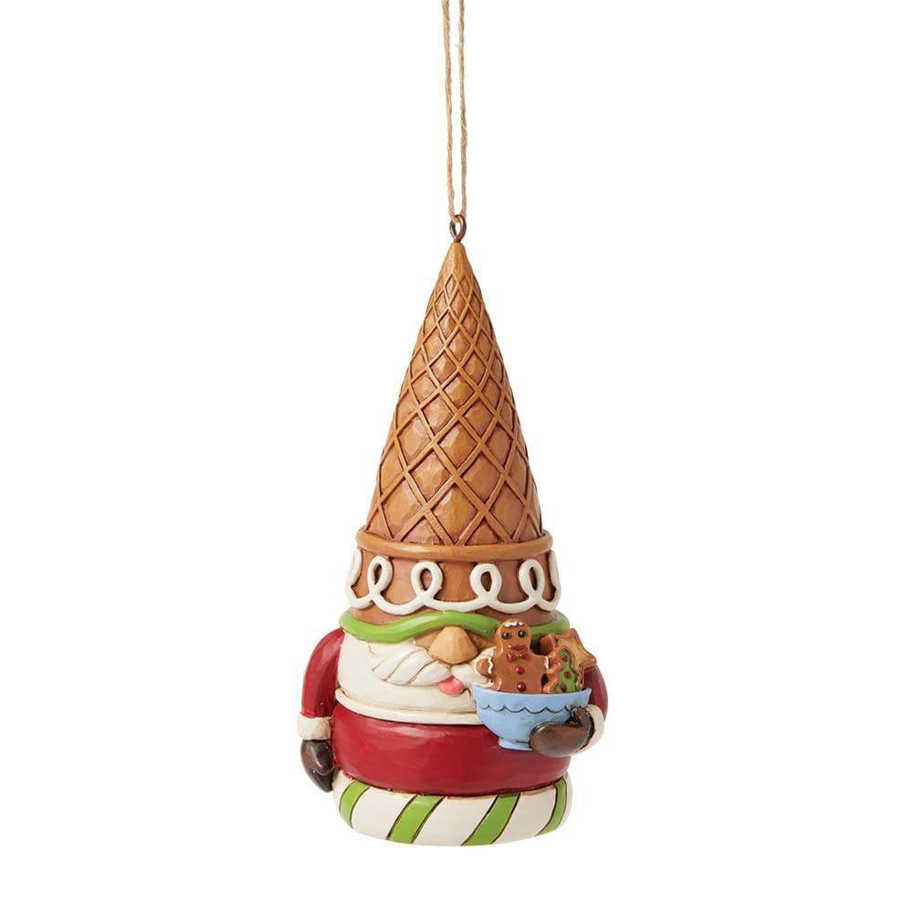 Kerstkabouterornament met een ijshoorntje als hoedje, die koekjes vasthoudt en rood en groen gekleed is.