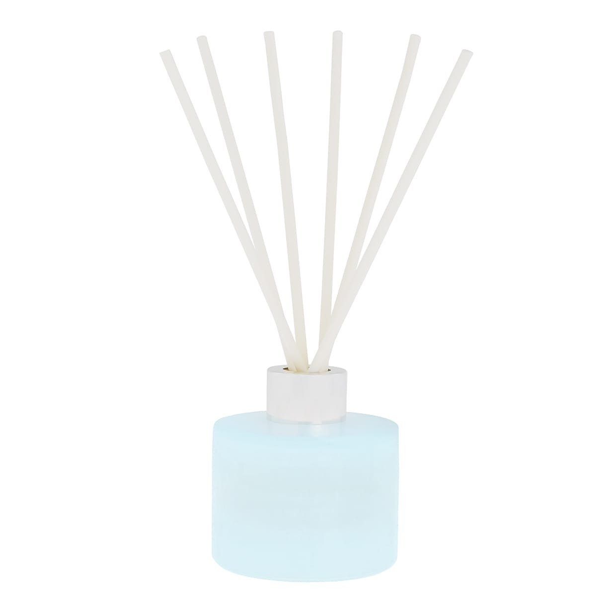 Blauwe diffuser met witte rietjes.