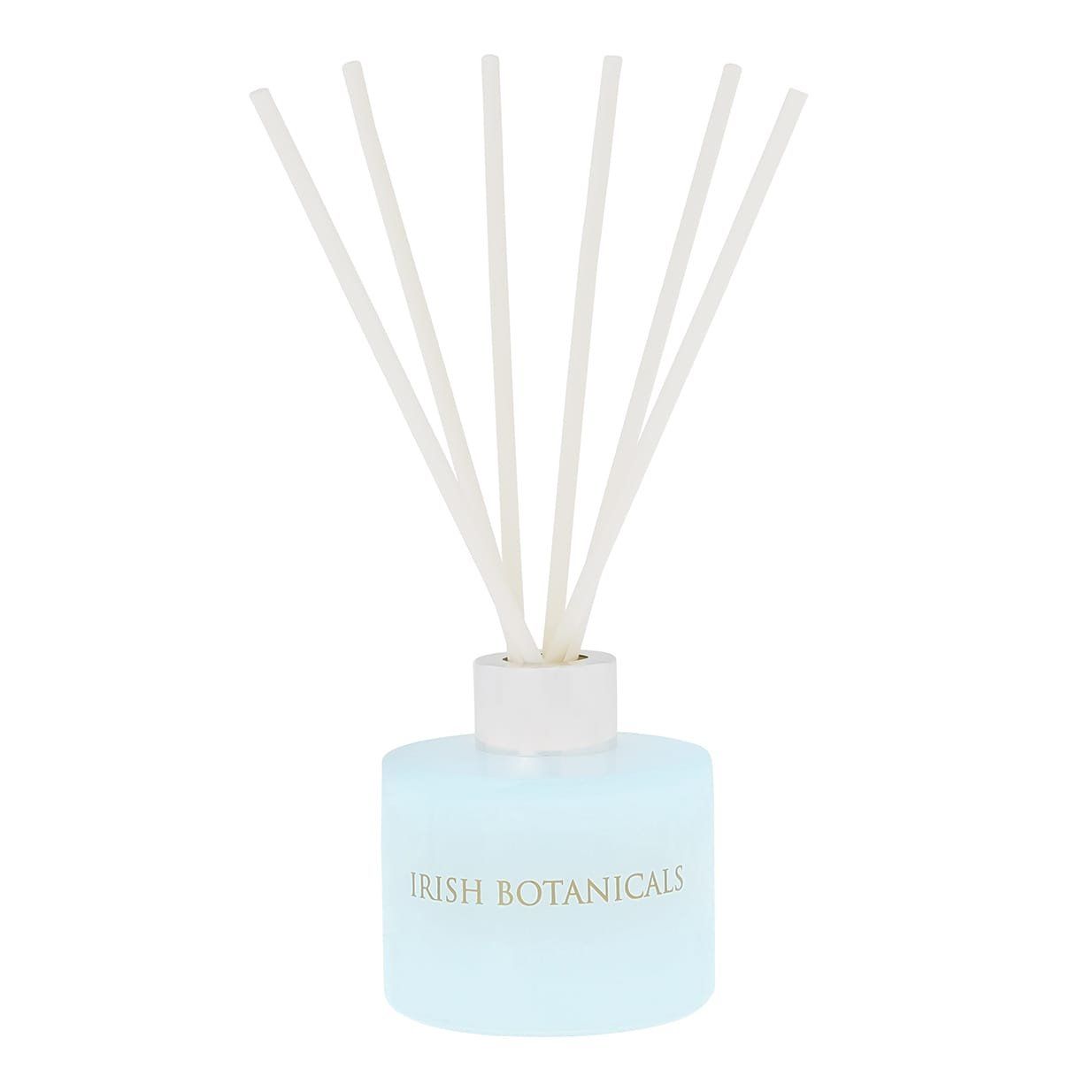 Blauwe diffuser met witte rietjes.