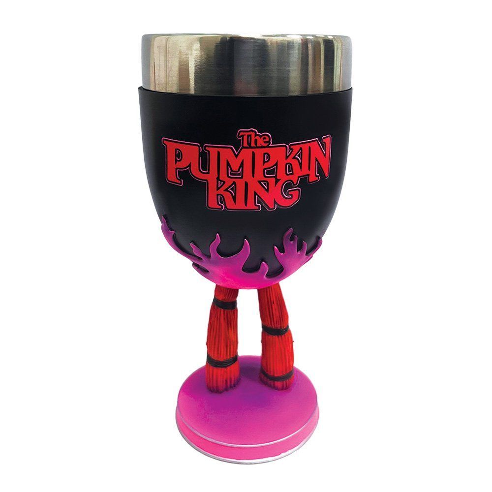 Een Halloween-beker met een afbeelding van een brandende pompoen, paarse en roze vlammen en een zilveren rand.