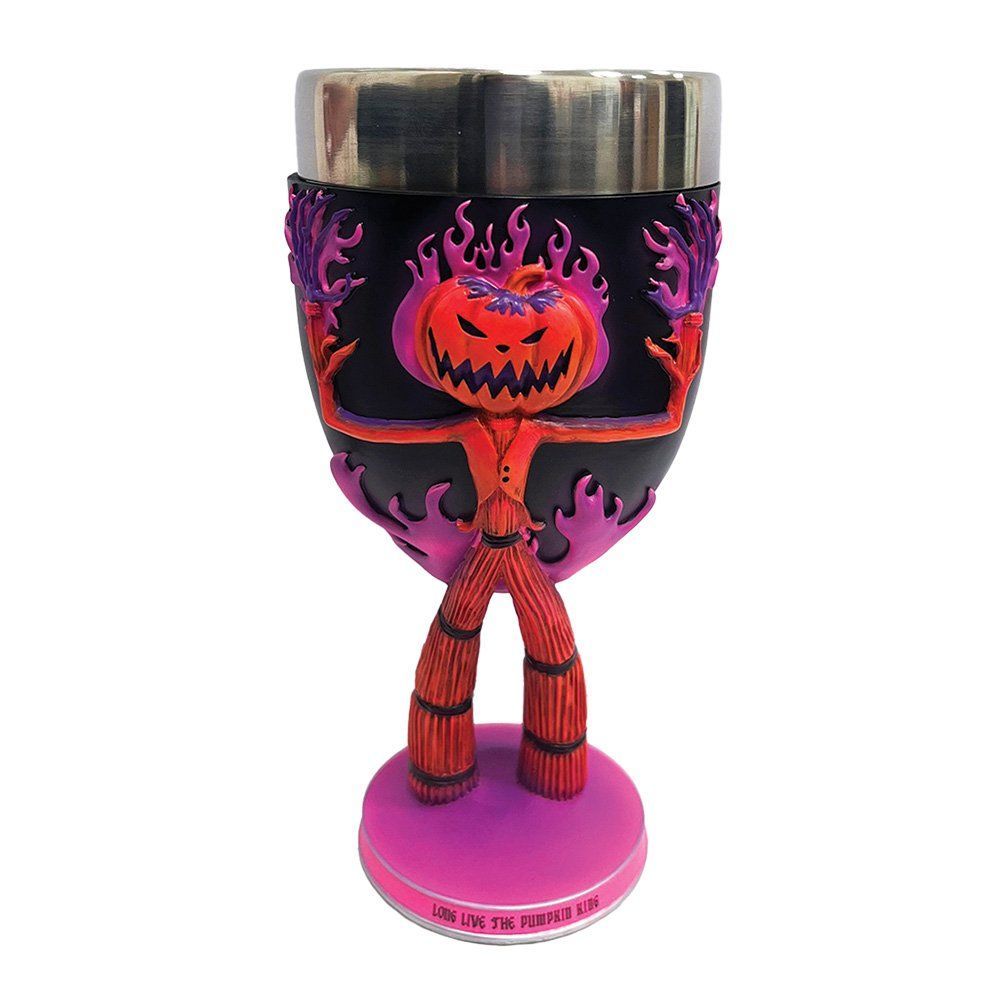 Een Halloween-beker met een afbeelding van een brandende pompoen, paarse en roze vlammen en een zilveren rand.