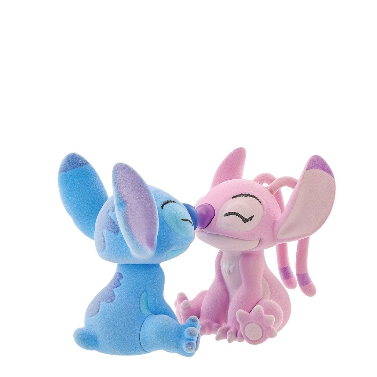 Roze Angel en blauwe Stitch pluche knuffels, die elkaar kussen met gesloten ogen.