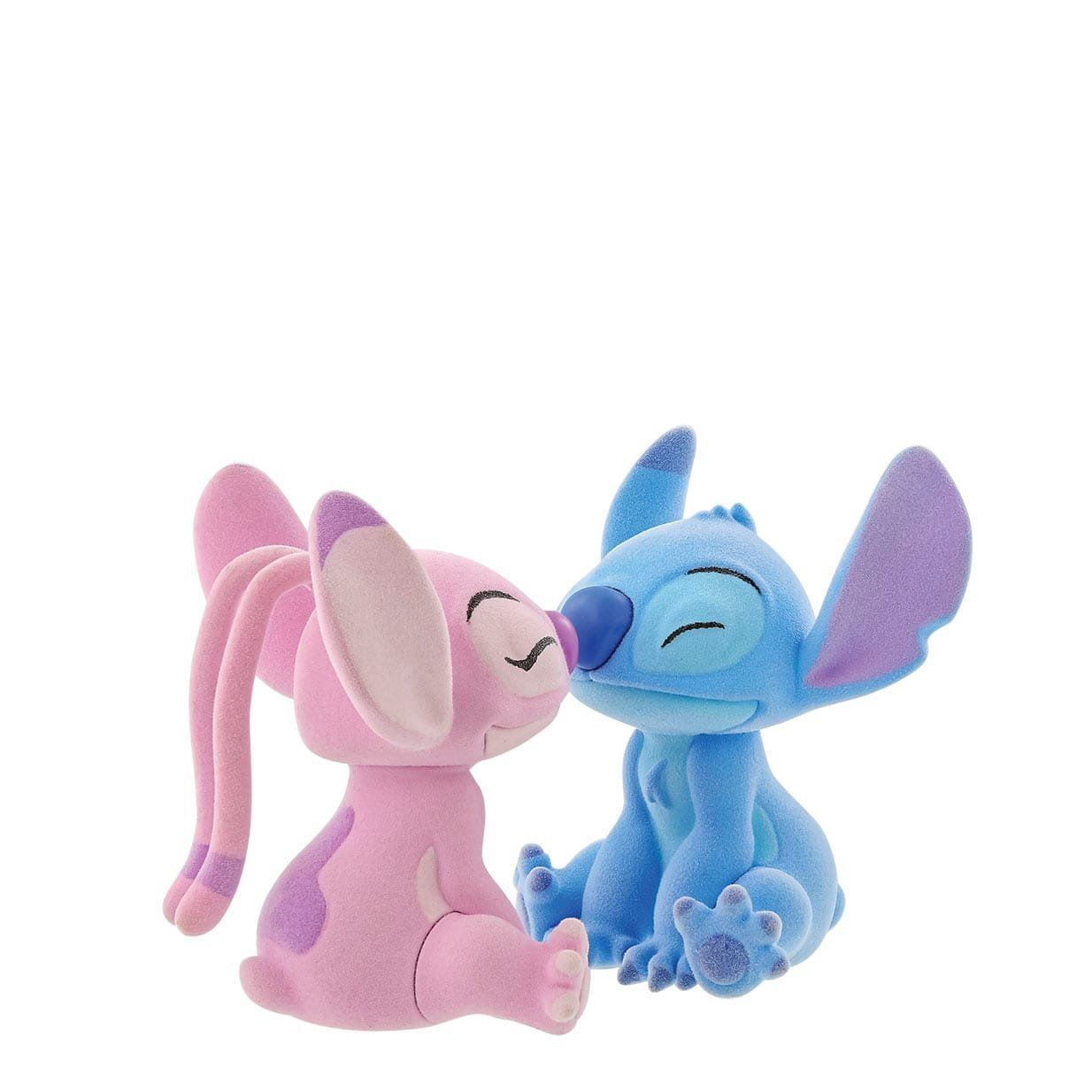 Roze Angel en blauwe Stitch pluche knuffels, die elkaar kussen met gesloten ogen.