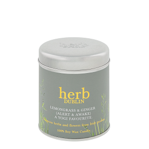 Herb Dublin kaars met citroengras en gember in een blikken doosje met open deksel.