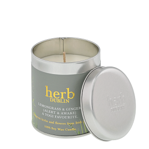 Herb Dublin kaars met citroengras en gember in een blikken doosje met open deksel.