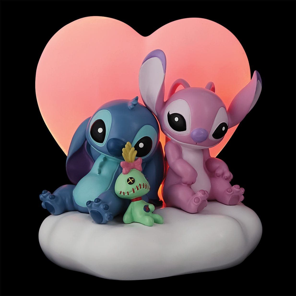 Stitch, Angel en een groen wezen op een wolk met een hartvormig licht op de achtergrond.