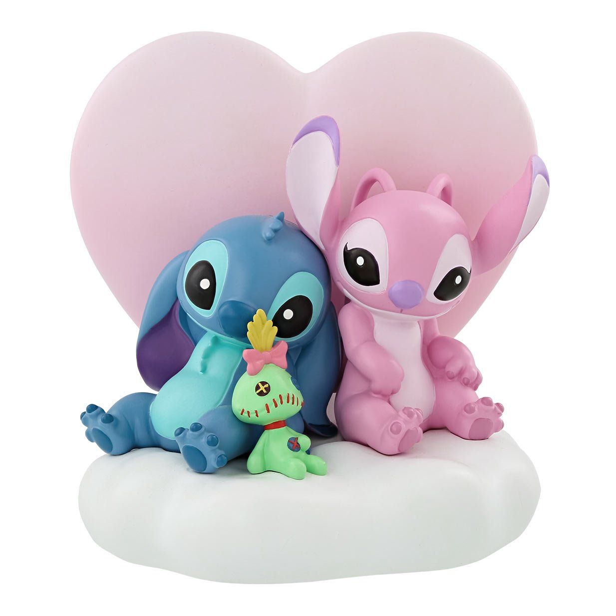 Beeldjes van Stitch en Angel, een groene voodoopop, met een roze hartvormige achtergrond. Zittend op een wolk.