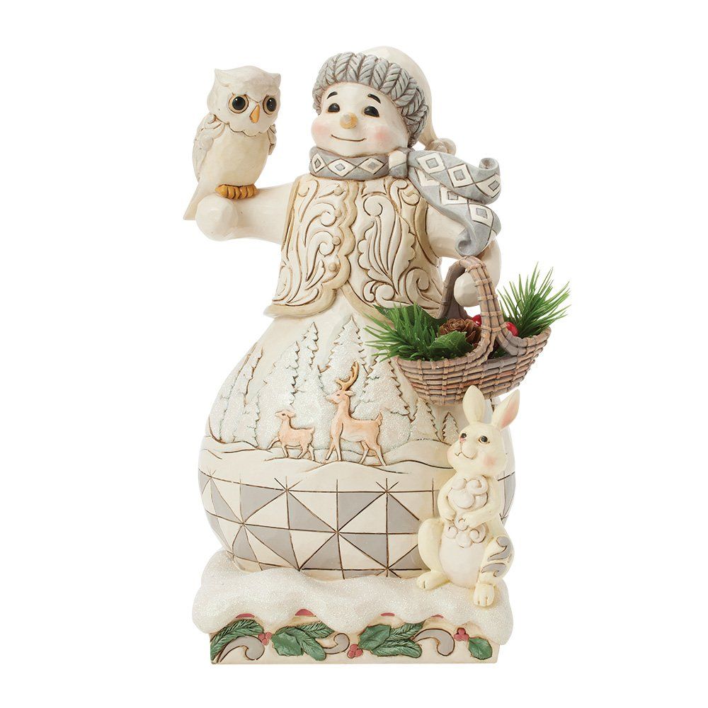 Sneeuwpop met een uil in de hand, die een mandje met een konijn draagt, op een besneeuwde ondergrond, feestelijk.