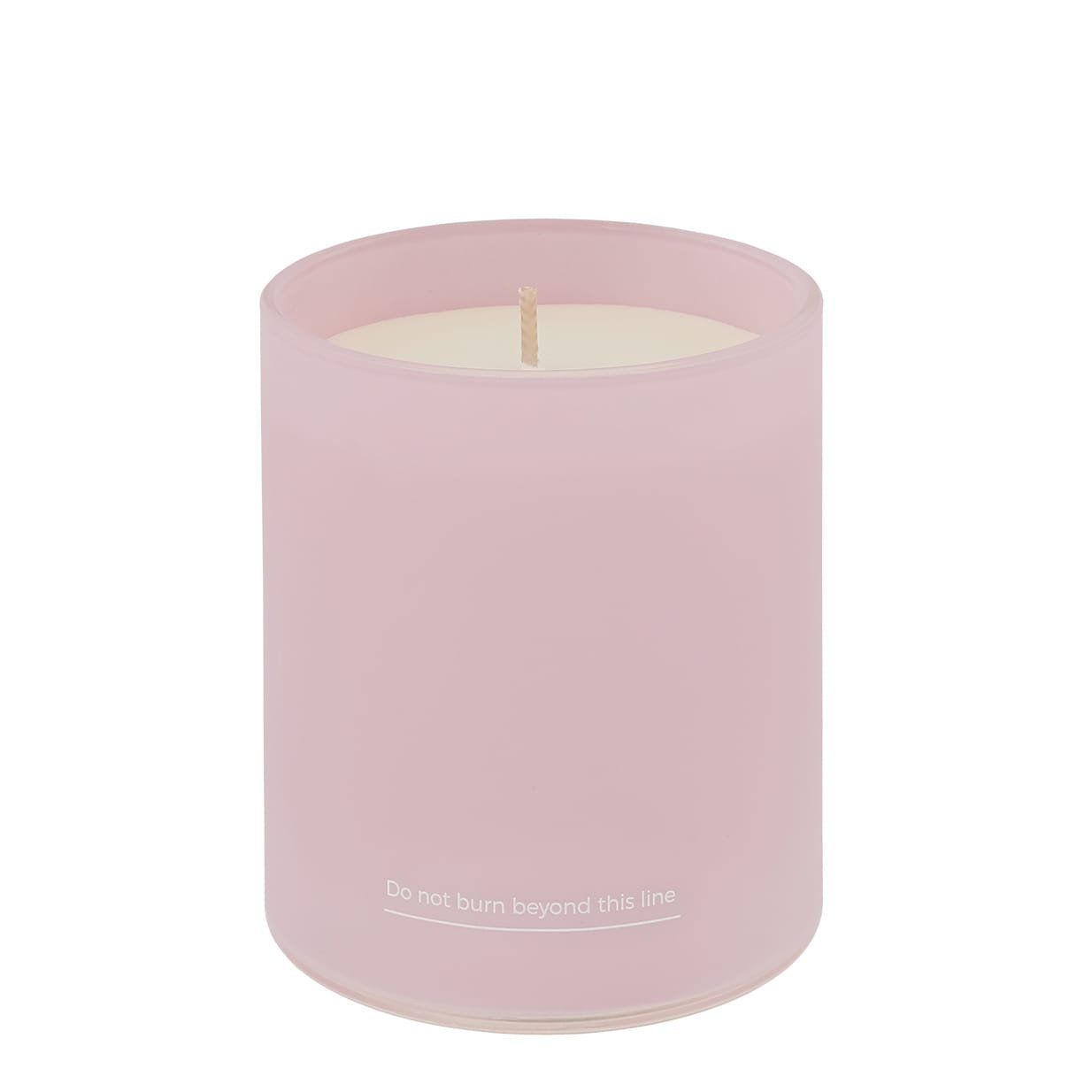 Roze kaars in een matglazen potje met een lont. Tekst: