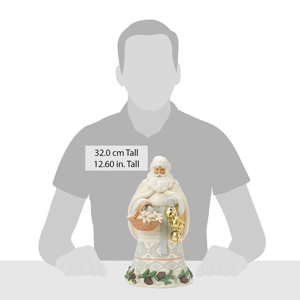 Een kerstmanfiguur met een mandje vol bloemen en belletjes, gekleed in een witte mantel met een patroon.