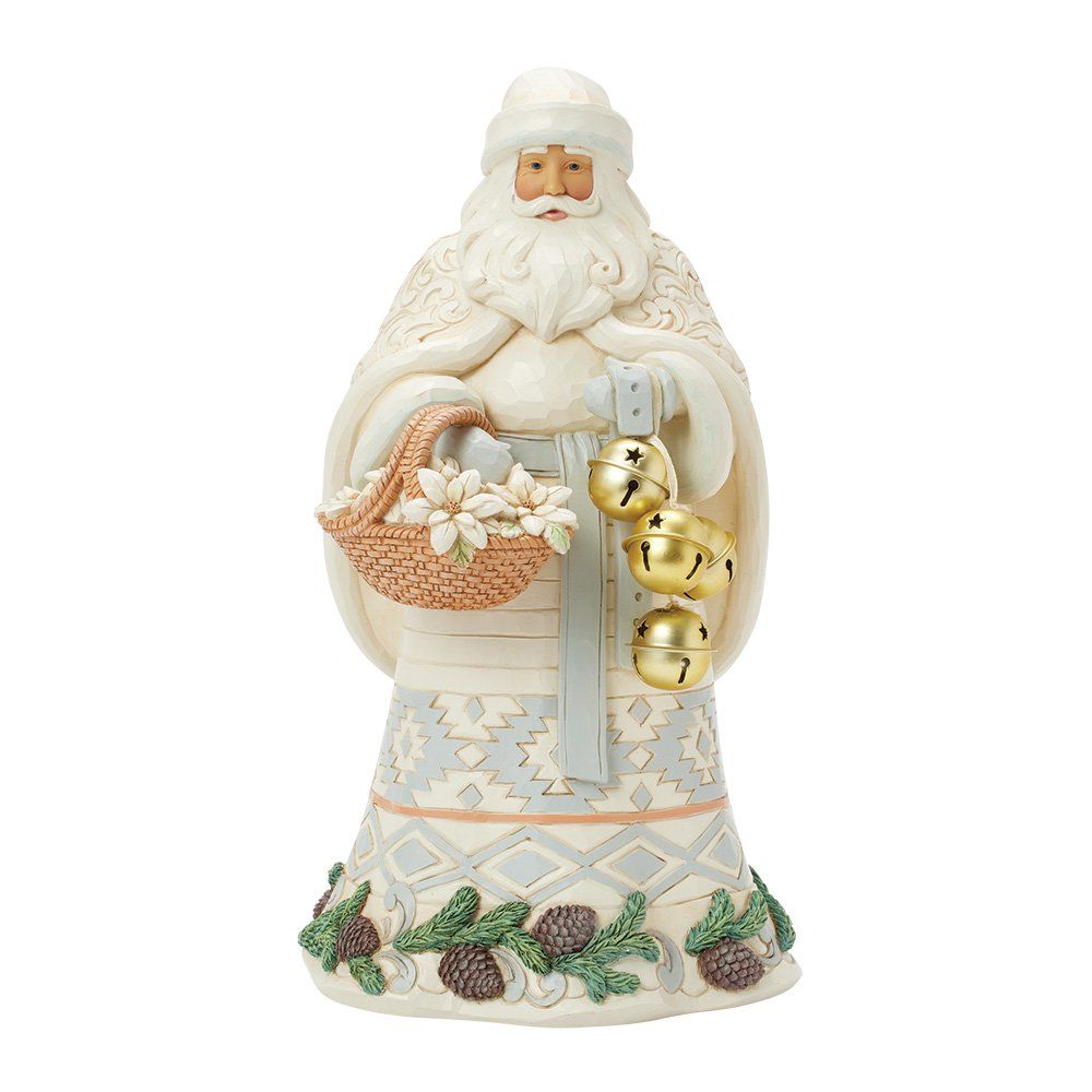 Een kerstmanfiguur met een mandje vol bloemen en belletjes, gekleed in een witte mantel met een patroon.