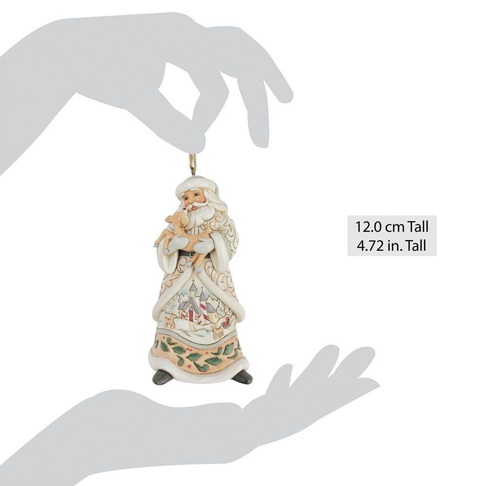 Een kerstornament van de Kerstman met een reekalfje in zijn armen, met een winters dorpje op zijn jas.