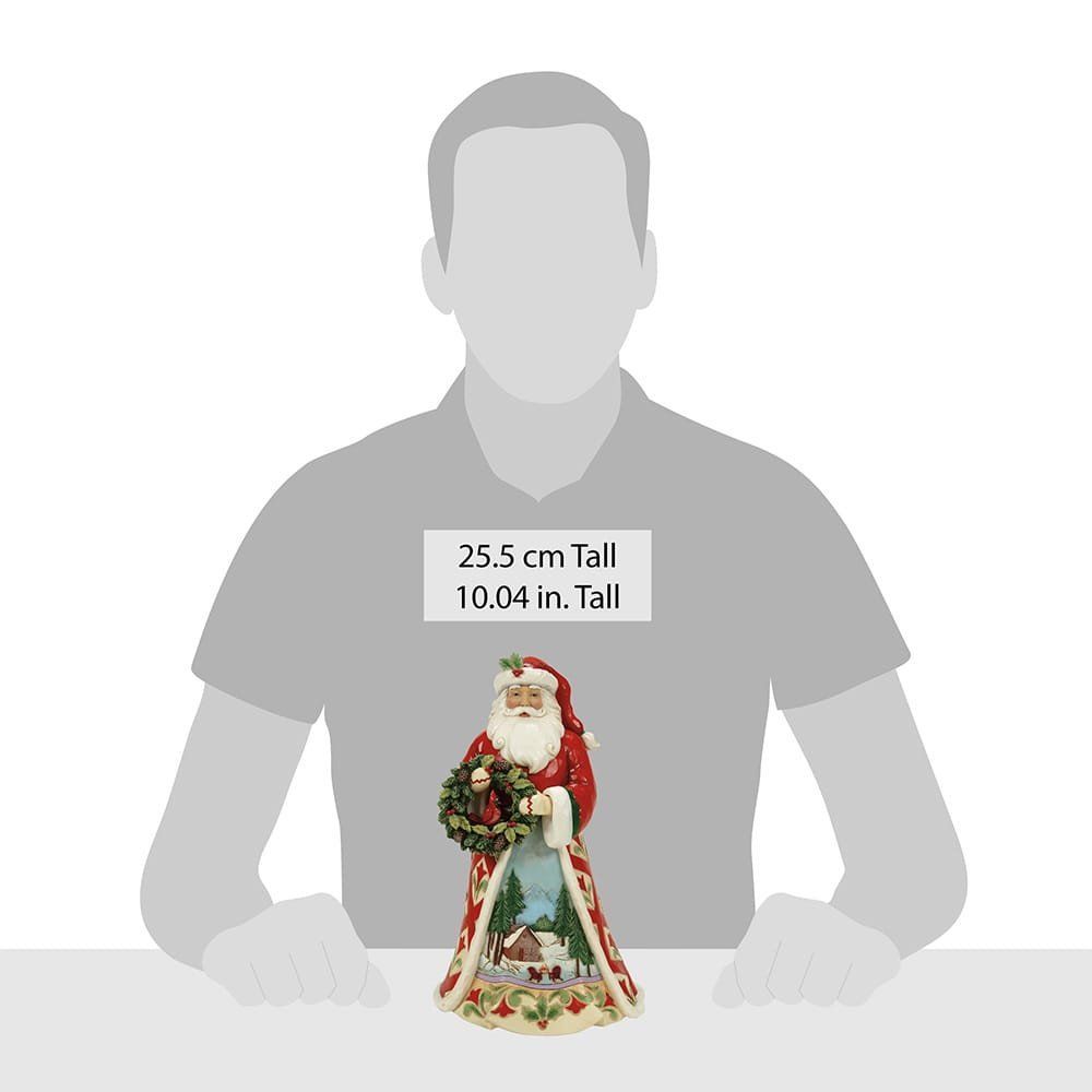 Een kerstmanfiguur met een kerstkrans, afgebeeld op zijn gewaad.