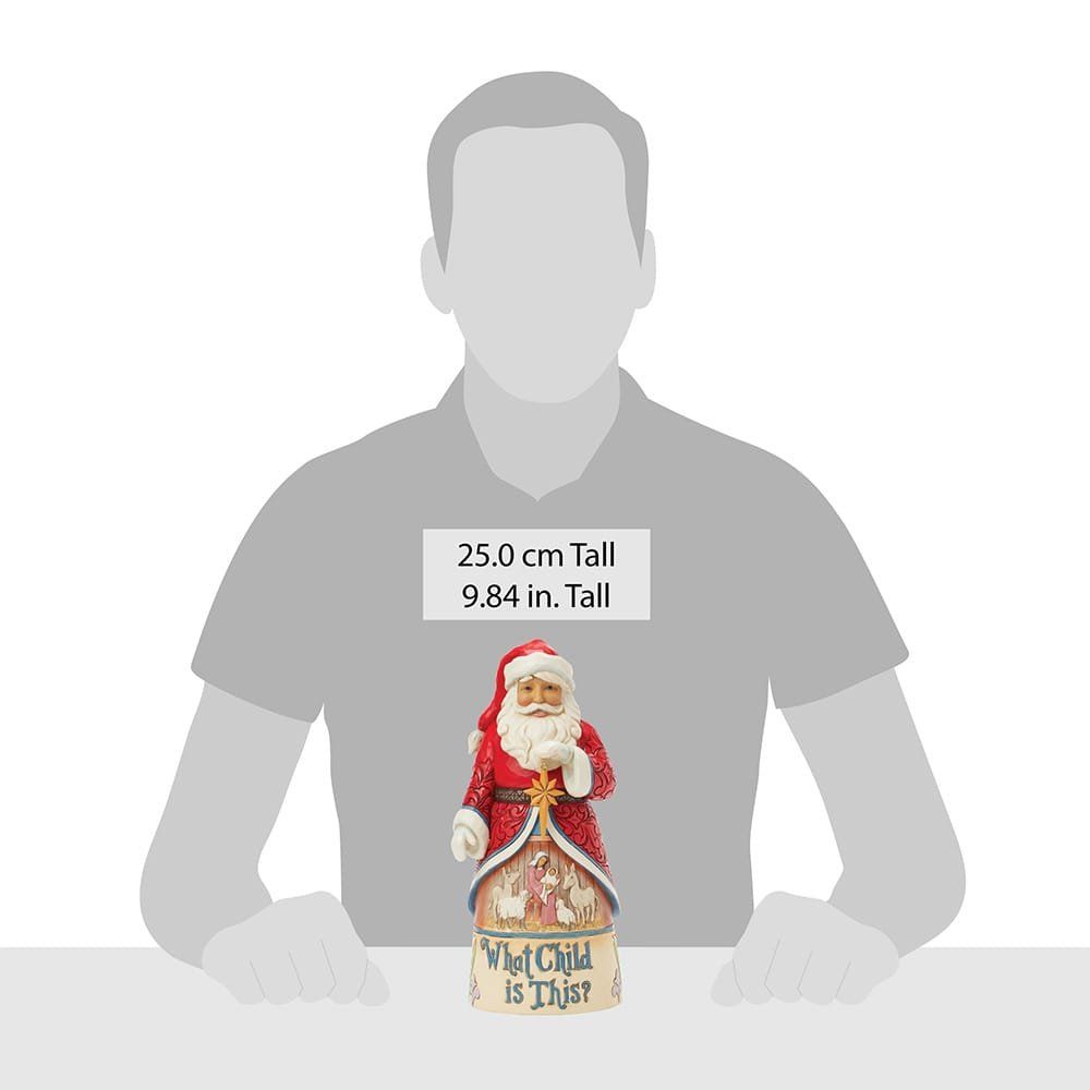 Een kerstmanfiguur in rode jas, met zijn hand voor zijn gezicht. Het beeldje toont een kerststal en de tekst