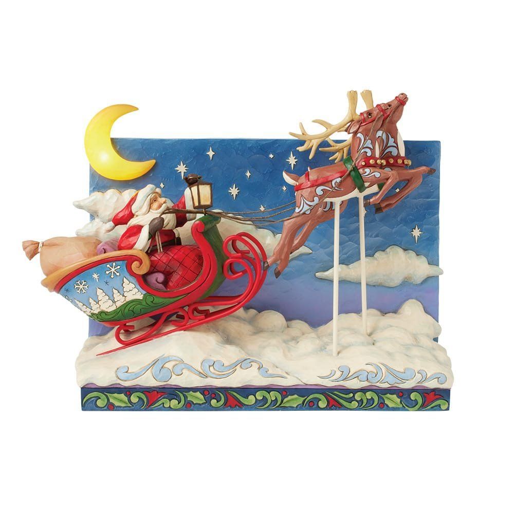De kerstman in zijn slee, getrokken door een rendier, vliegt door een nachtelijke hemel met maan en wolken.