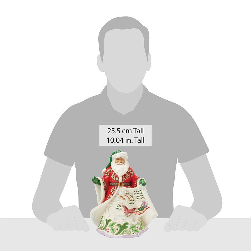 Een kerstmanfiguur, rood en wit met groene accenten, die een zak met een slee erop vasthoudt.