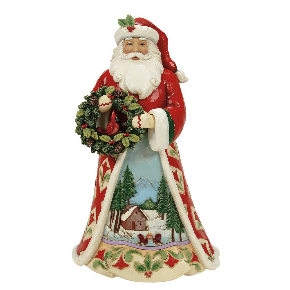 Een kerstmanfiguur met een kerstkrans, afgebeeld op zijn gewaad.