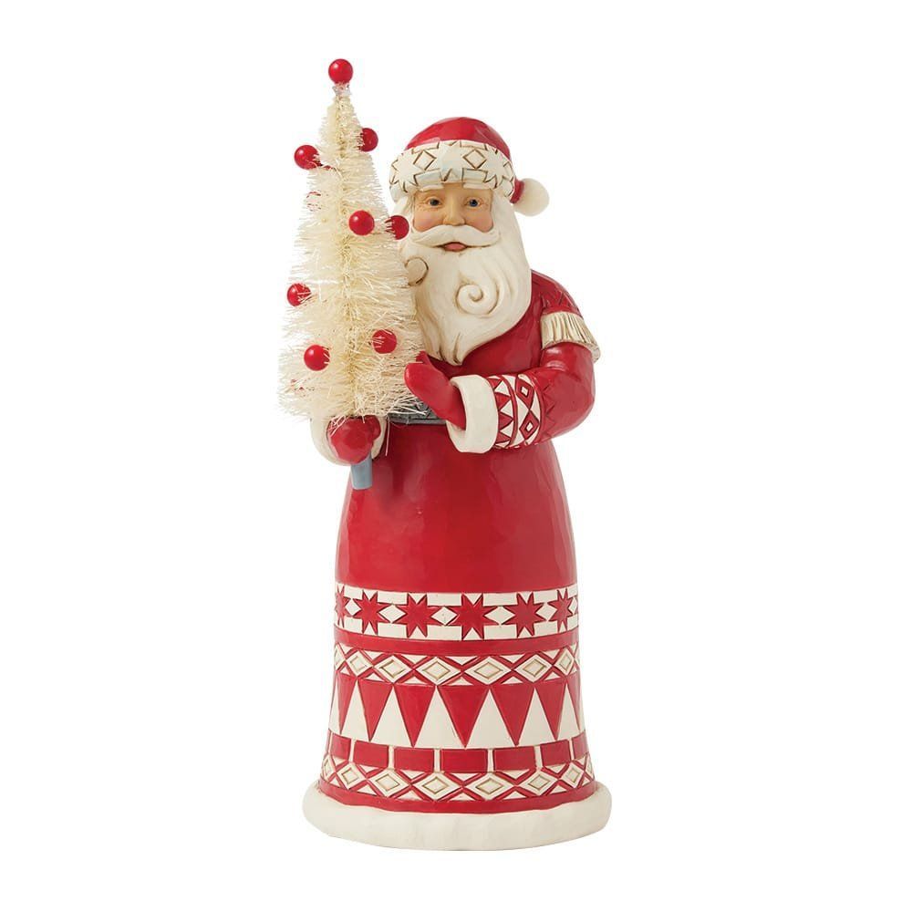 Een kerstmanfiguur in een rode jas met een wit patroon op de zoom, die een klein kerstboompje vasthoudt.