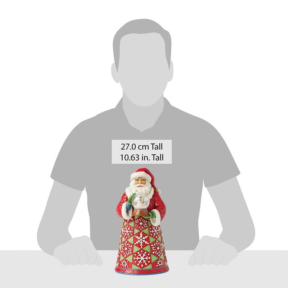 Een kerstmanfiguurtje met een sneeuwbol waarin een sneeuwpop zit. Rood-groen gestreepte jas en muts.