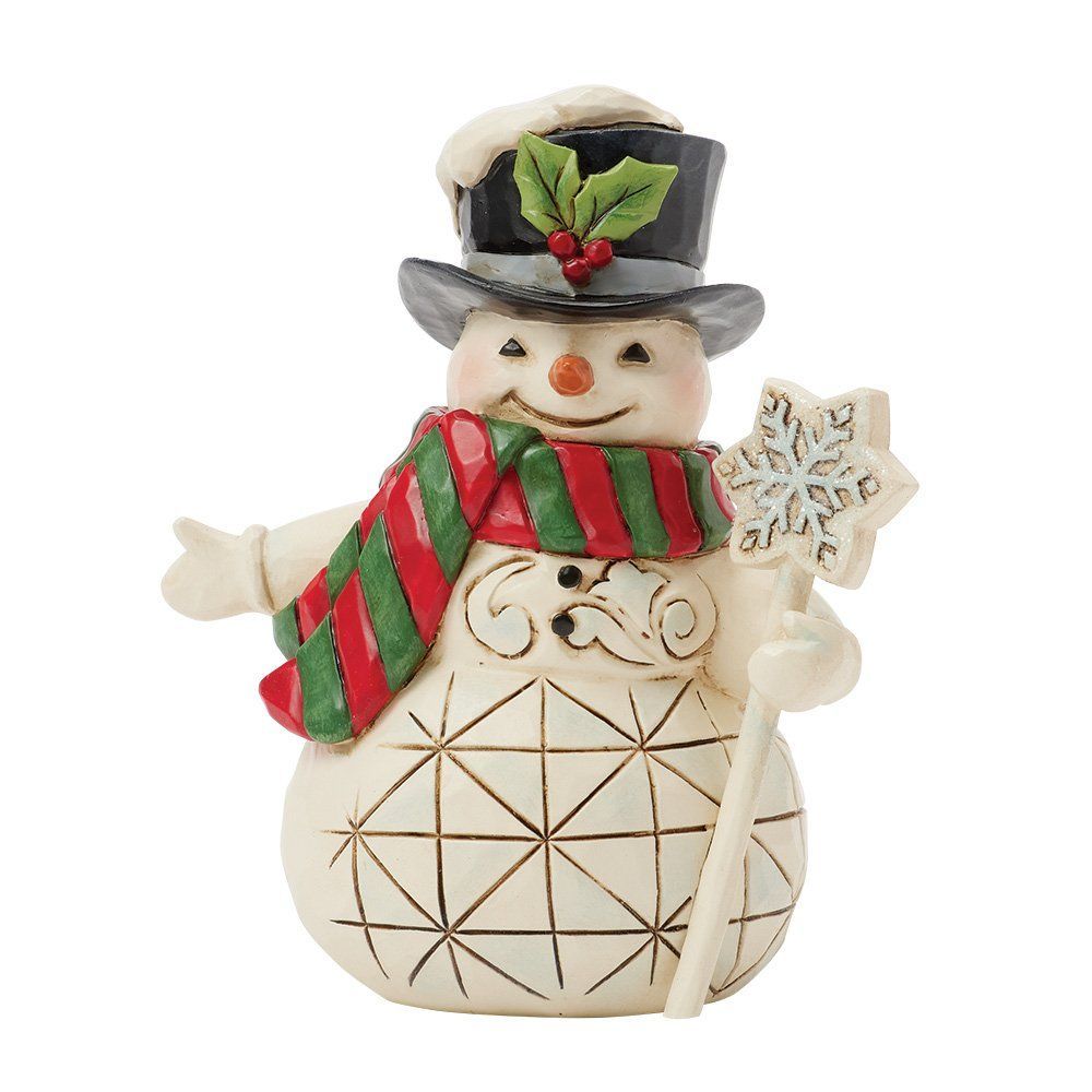Een sneeuwpopfiguurtje met een hoge hoed, een sneeuwvlokkenstokje in zijn hand en een sjaal om.