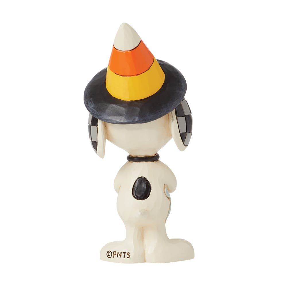 Een Snoopy-figuurtje met een snoepmaïshoed op, die een snoepmaïs vasthoudt.