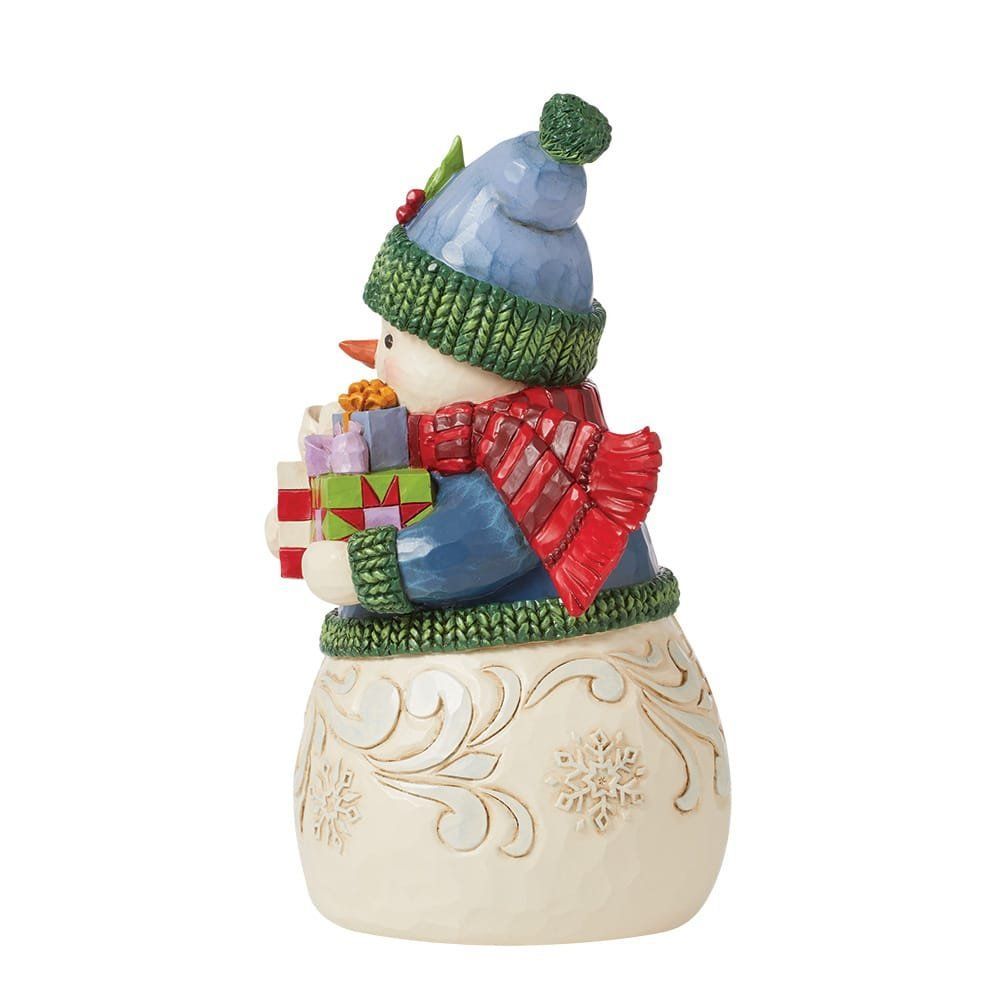Sneeuwpopfiguur met blauwe muts en sjaal, die cadeautjes vasthoudt. Gedetailleerde, crèmekleurige voet met feestelijke patronen.