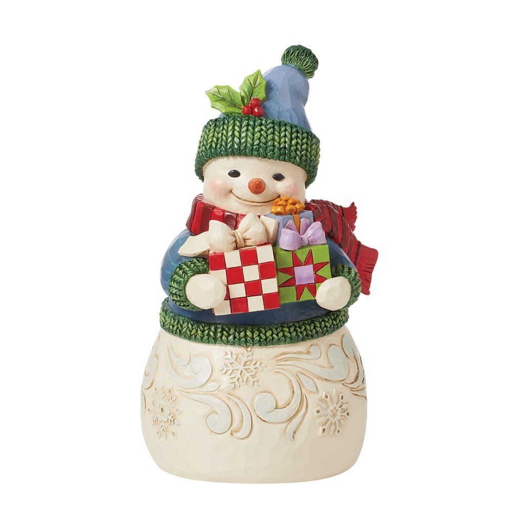 Een sneeuwpopfiguurtje dat cadeautjes vasthoudt, een blauwe muts en een sjaal draagt.