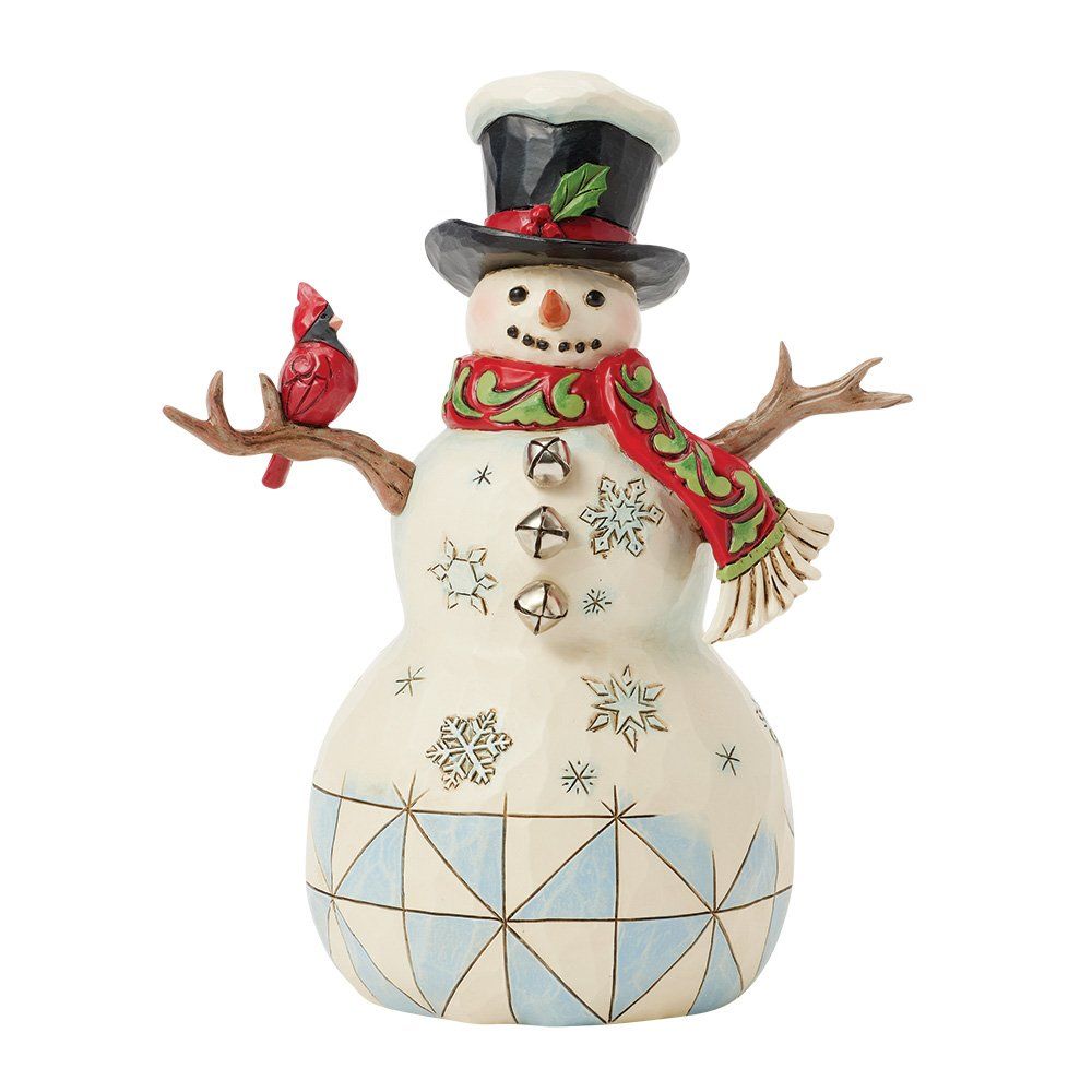 Sneeuwpopfiguur met kardinaal, die een hoge hoed en sjaal draagt.