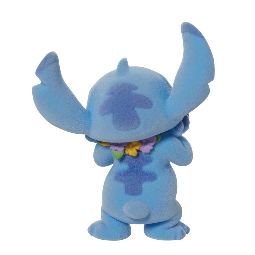 Een Stitch-figuurtje in blauw en paars, met een bloemenkrans om zijn nek en zijn handen bij zijn gezicht.