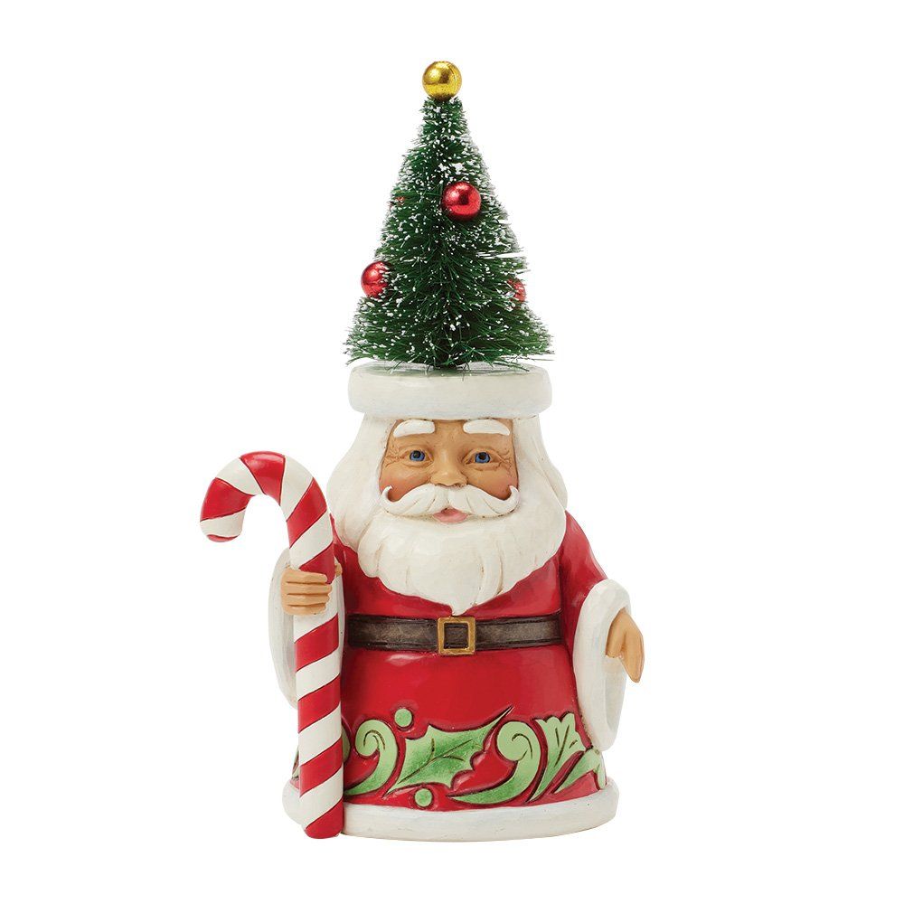 Een kerstmanfiguurtje met een kerstboom als muts, die een zuurstok vasthoudt.