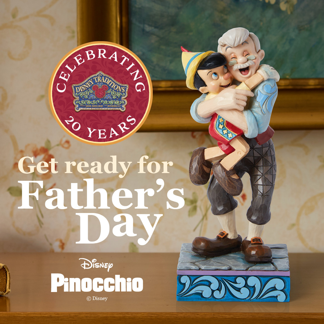 Pinocchio en Geppetto beeldjes, die Vaderdag vieren en elkaar omhelzen, met het logo 