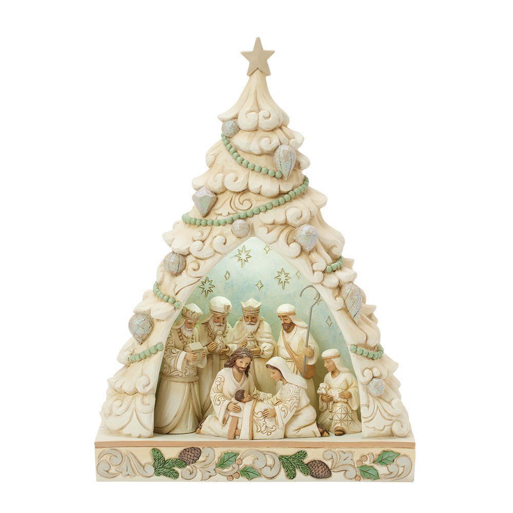 Kerststal in een crèmekleurig, boomvormig ornament met ster en juwelen.