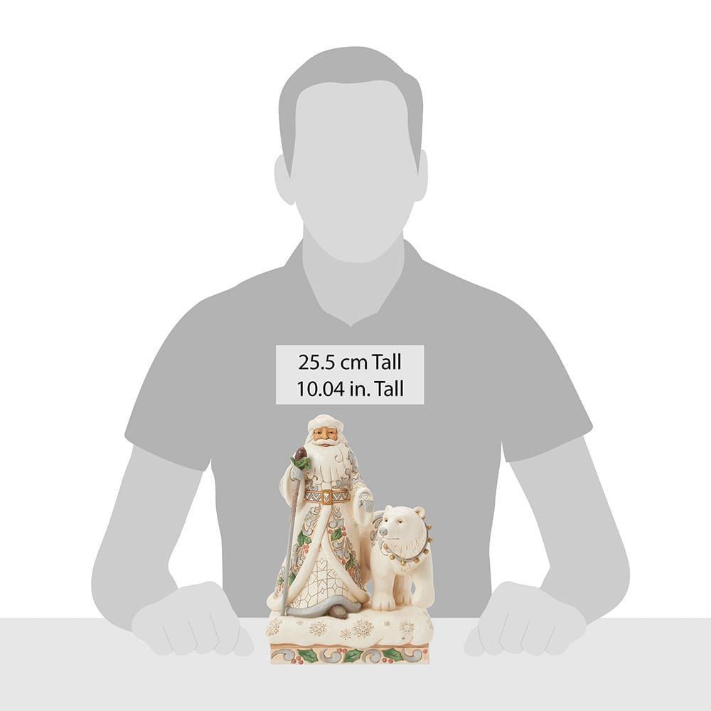 De kerstman met witte baard, staf en ijsbeer op een besneeuwde achtergrond, gekleed in een jas met patroon.