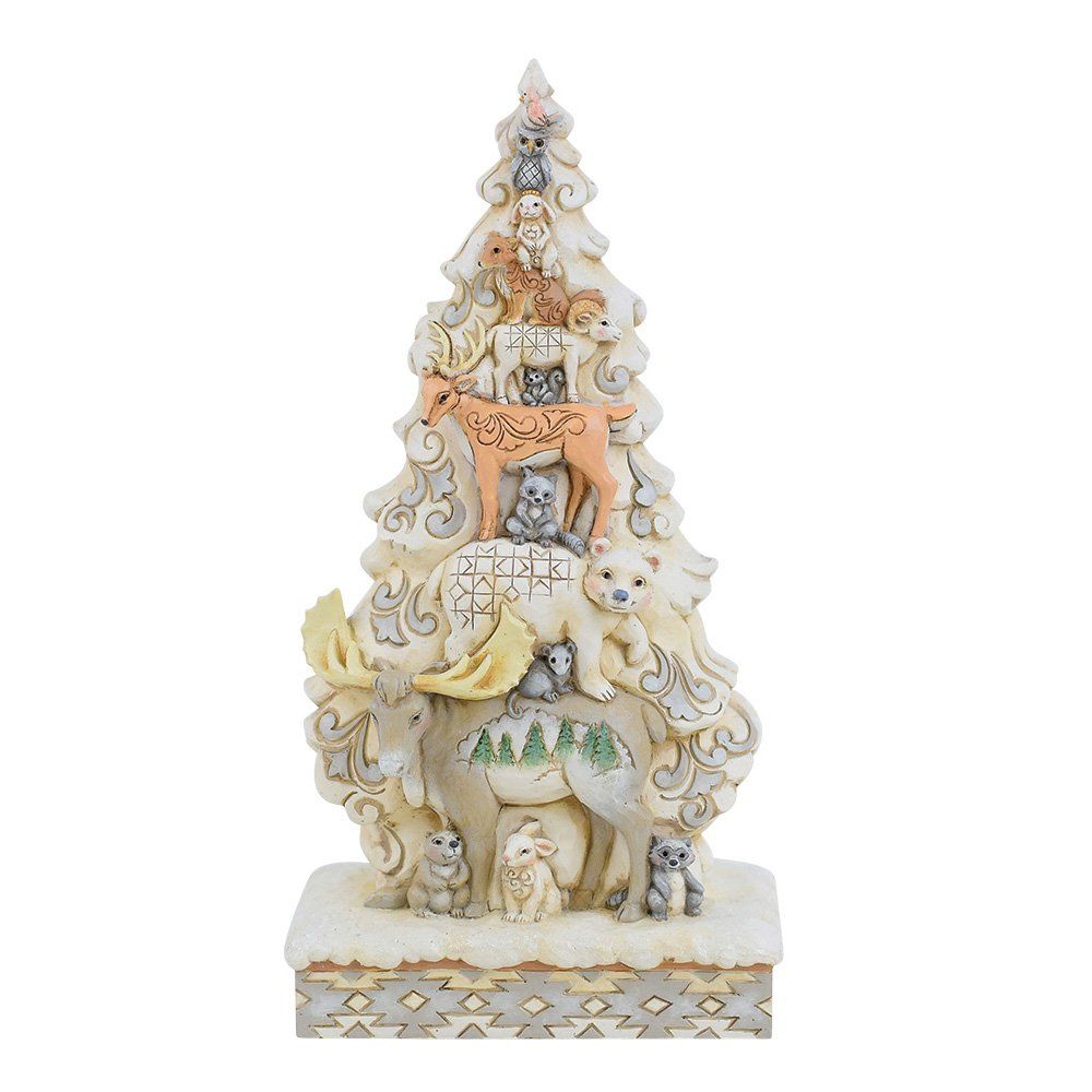 Een witte kerstboomfiguur met bosdieren op elke laag.