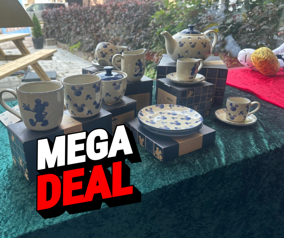 Disney-thema theeservies te koop, blauw en wit, tentoongesteld op blokken, met de tekst 