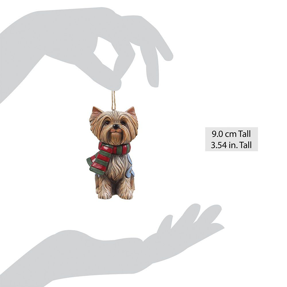 Ornament in de vorm van een Yorkshire Terrier met een rood-groene sjaal, hangend aan een lusje van touw.