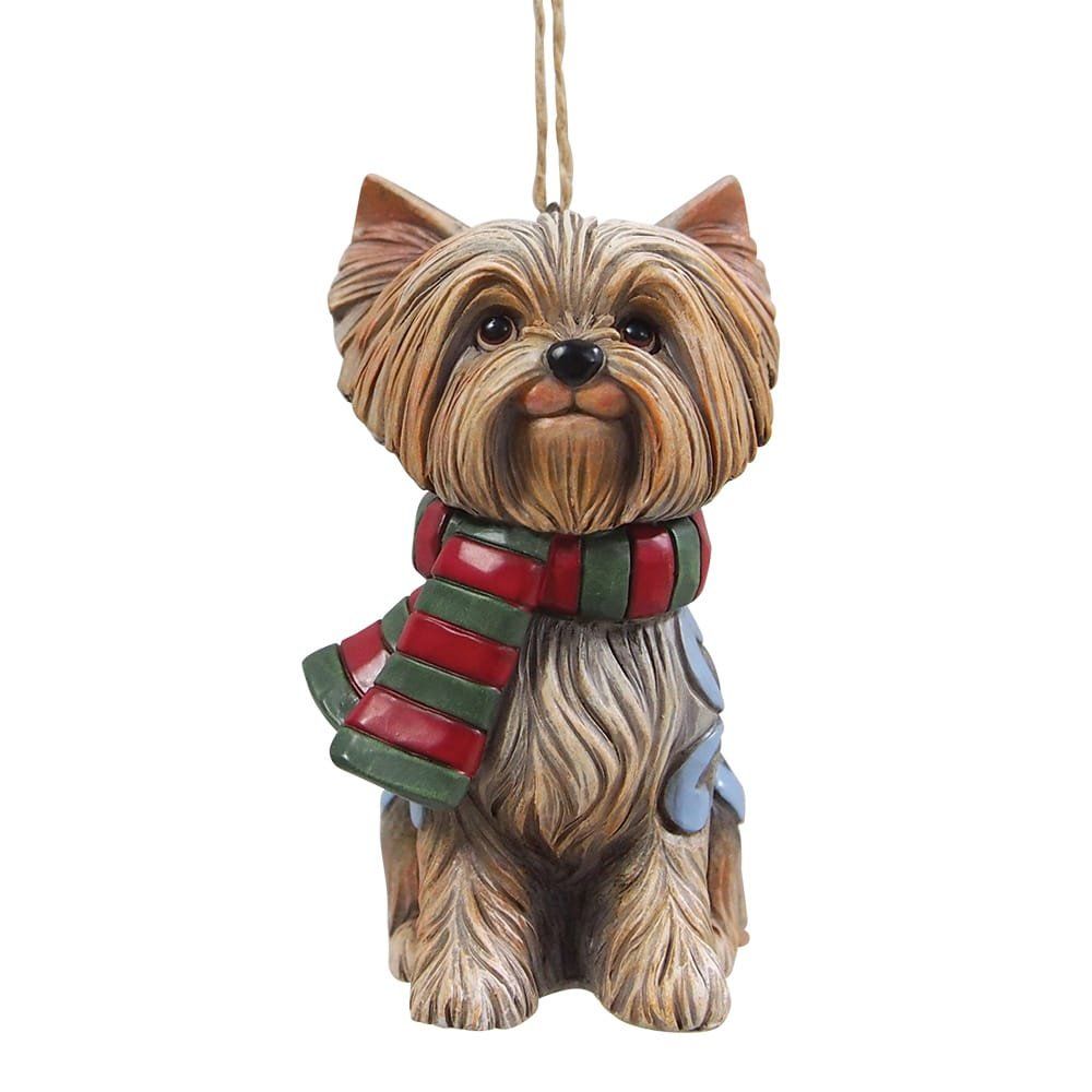Ornament in de vorm van een Yorkshire Terrier met een rood-groene sjaal, hangend aan een lusje van touw.