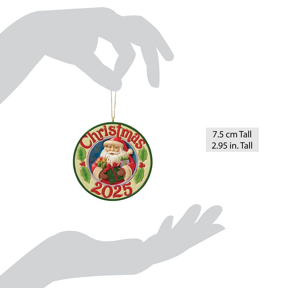 Kerstornament voor 2025 met de Kerstman die cadeautjes vasthoudt in een groene en rode cirkel.