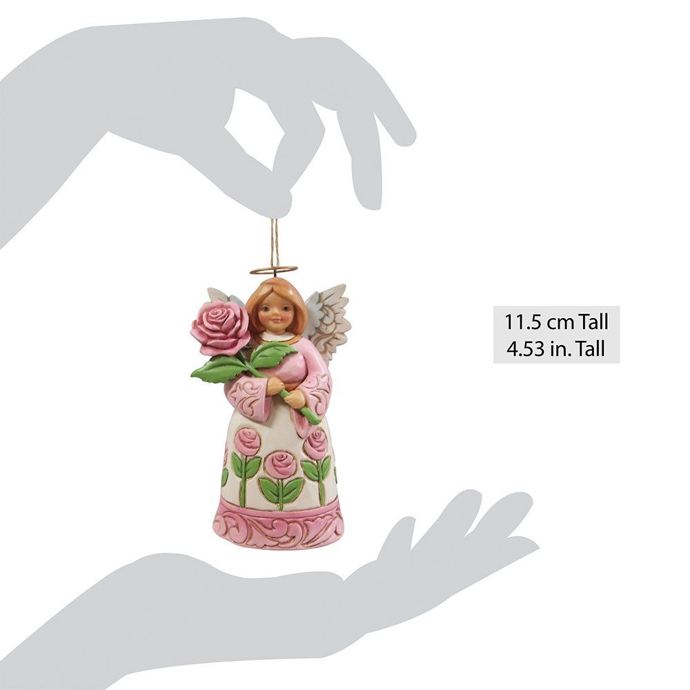 Engelornament met roze jurk en roos, die een roze roos vasthoudt, met gouden aureool.