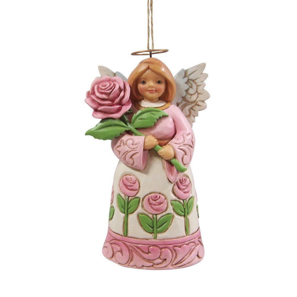Engelornament met roze jurk en roos, die een roze roos vasthoudt, met gouden aureool.