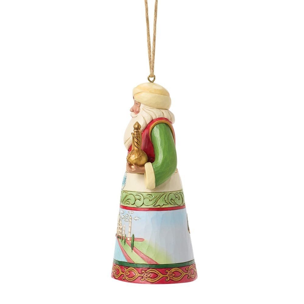 Kerstornament van een figuur in gewaad, die een lantaarn vasthoudt, met een geschilderde scène aan de onderkant.
