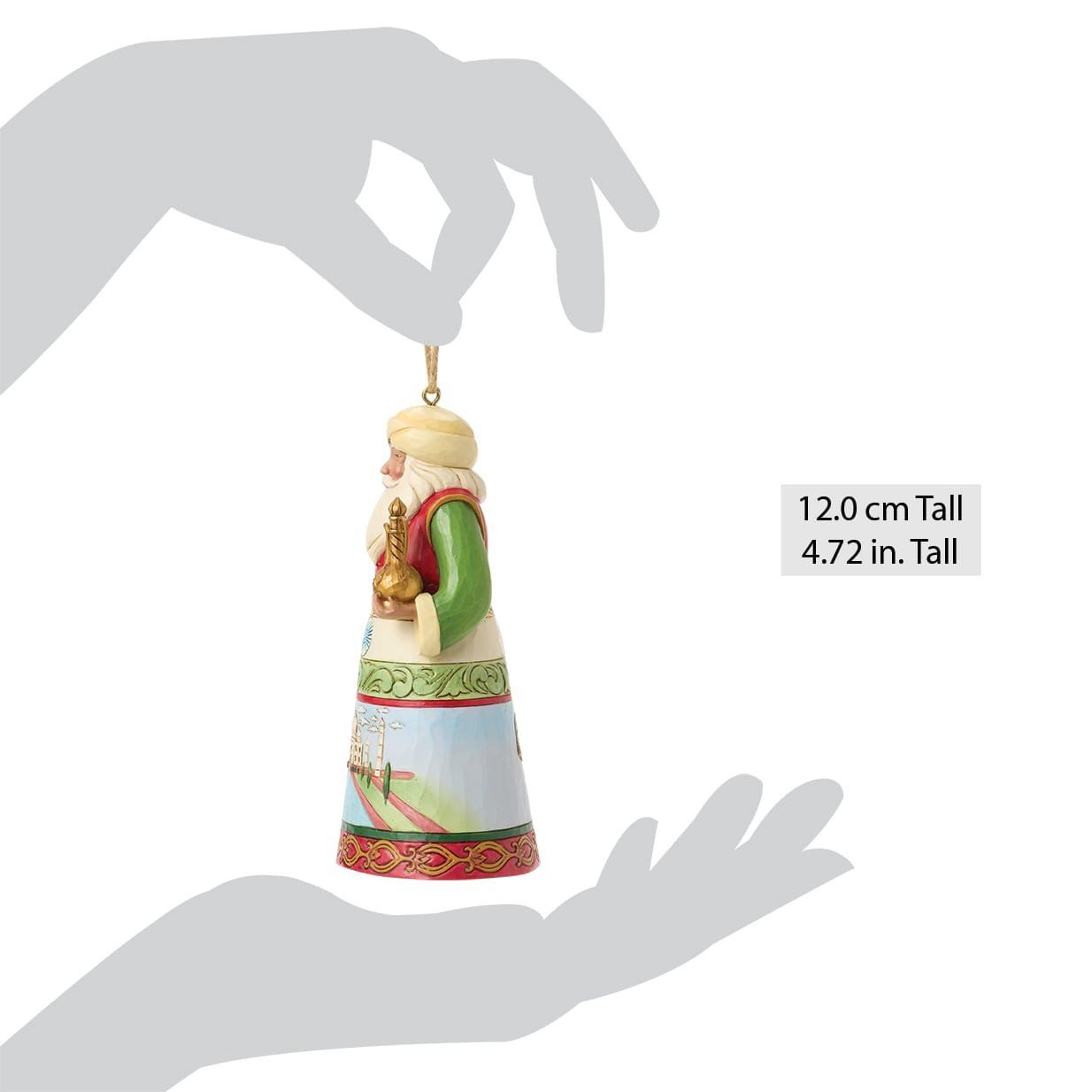 Kerstornament van een figuur in gewaad, die een lantaarn vasthoudt, met een geschilderde scène aan de onderkant.