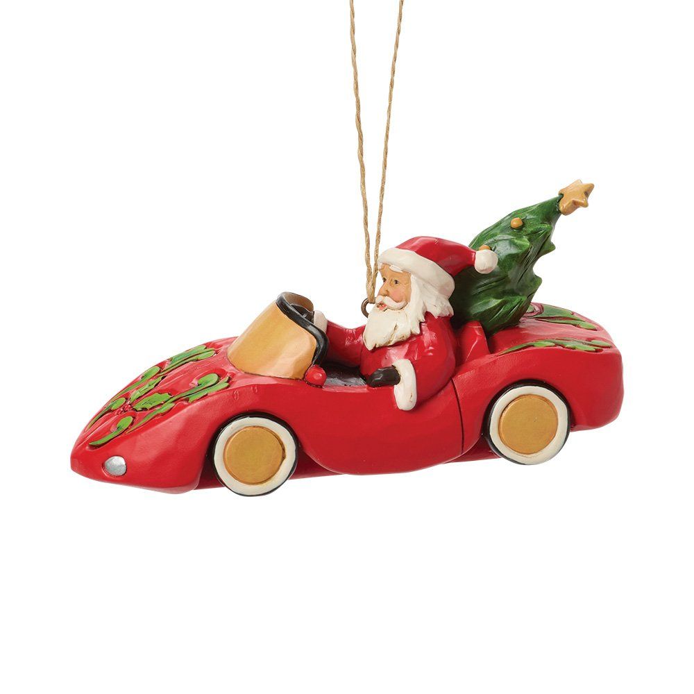 De Kerstman in een rode cabriolet met een kerstboom, gouden wielen, witte achtergrond.