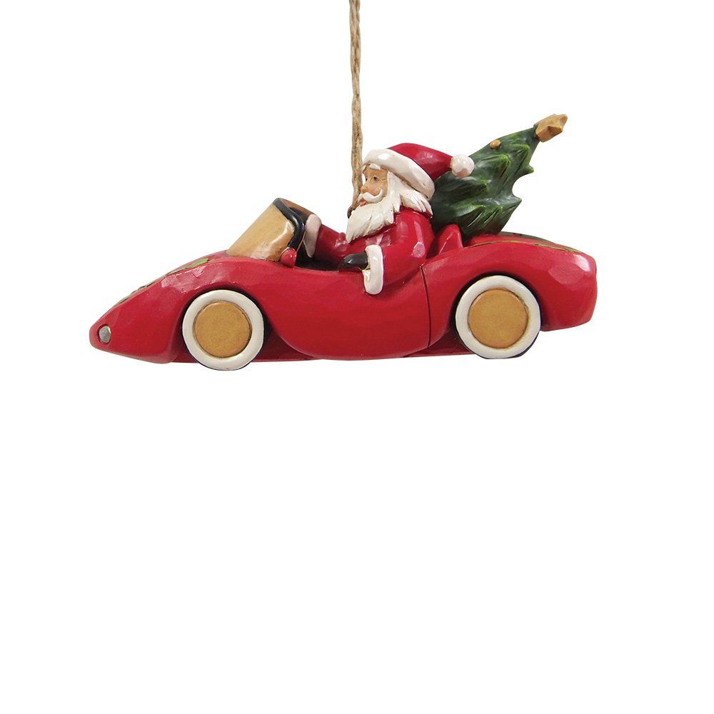 De Kerstman in een rode cabriolet met een kerstboom, gouden wielen, witte achtergrond.