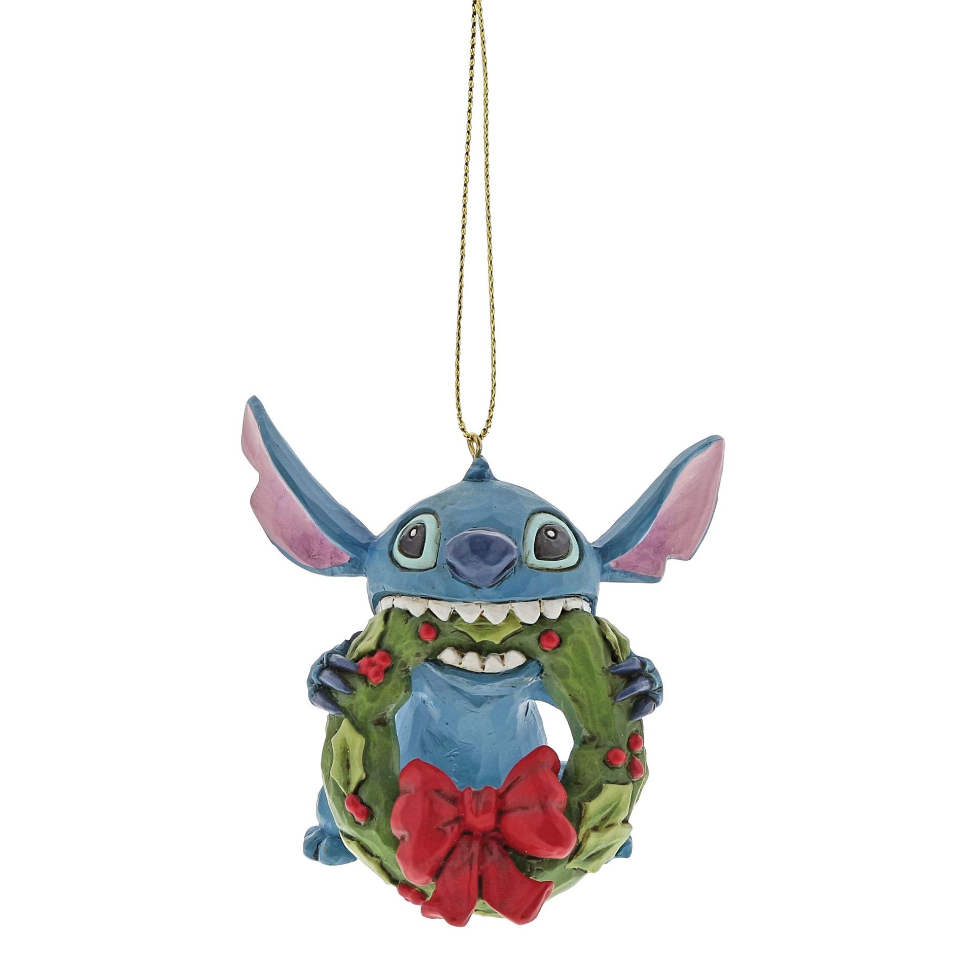 Een kerstornament van Stitch met een krans, blauw en rood.